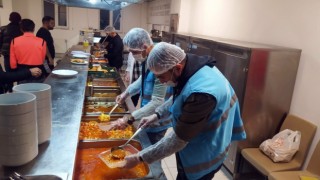 Gönüllü öğrenciler yurttaki fazla yemekleri ihtiyaç sahiplerine ulaştırıyor