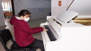 Görme engelli piyanist öğrenci İreme karne sürprizi