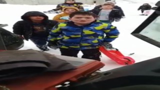 İş makinesi operatörü kardan temizlemek için geldiği mahallede çocukların ricasını kıramadı