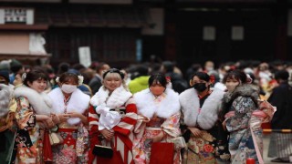 Japonyada gençler Yetişkinler Günü‘nü kimono giyerek kutladı