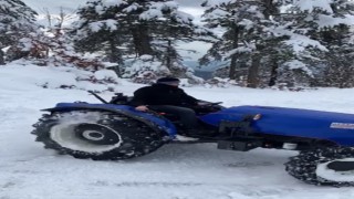 Kar sevincini traktörü ile ‘Drift yaparak yaşadı