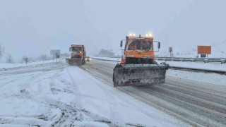 Kar yağışı nedeniyle trafiğe kapanan yol yeniden ulaşıma açıldı