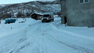 Kar yolları kapattı, kalp hastası kadın ekiplerce kurtarıldı