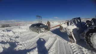 Karlı yollarda kalanların imdadına Jandarma ekipleri yetişiyor