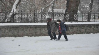 Karsta yoğun kar yağışı, okullar tatil edildi