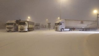 Konyada yoğun kar ve tipi nedeniyle karayolları ulaşıma kapatıldı