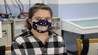 Lise öğrencileri işitme engeliler için şeffaf maske üretti