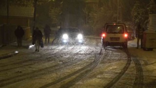 Maltepede karla kaplanan yollarda araçlar kaydı