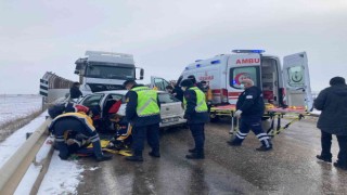 Otomobil ile kamyon çarpıştı, 4 kişi yaralandı