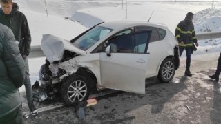 Otomobil ile minibüs çarpıştı: 2 yaralı