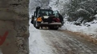 Rizede kardan kapanan yolu açmaya çalışan iş makinesi devrildi: 2 yaralı