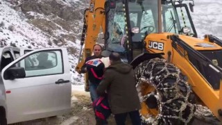 Siirtte karla kaplı yollarda ekipler, 8 aylık bebek için seferber oldu