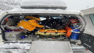 Sinopta yaşlı kadın kar paletli ambulansla hastaneye yetiştirildi