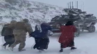 Şırnakta jandarma ekipleri kirpi ve kobralarla kar mağduru 150 vatandaşı güvenli bölgeye çıkarttı