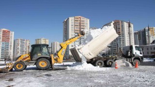 Talasta çocukların kızak keyfi için kamyonlarla kar taşındı