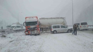 TEMde makaslayan tır Bolu Dağı Tünelide trafiği durdurdu