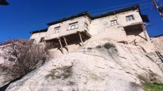 Tuncelide dev kayaların üzerine yapılan evler görenleri hayran bırakıyor