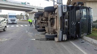 Vinç yüklü kamyon yola devrildi: 1 yaralı