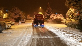 Yalova Belediyesi kar küreme ve tuzlama çalışmalarını sürdürüyor