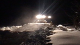 Yılın en çok karı bu köyde, eksi 18 derecede dozerlerle 2 metrelik kar kalınlığı açılmaya çalışılıyor