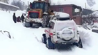 Yolu kardan kapanan köydeki hasta kurtarıldı