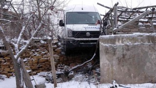 Yozgat Belediyesinin tuzlama çalışması yapmadığı yolda öğrenci servisi duvarda asılı kaldı