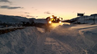 Gümüşhanede karla kaplı köy yolları açılıyor