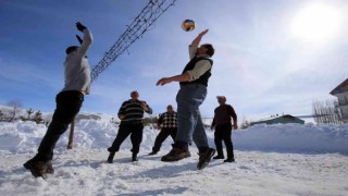 Kar üstünde 30 yıllık gelenek: Kar voleybolu