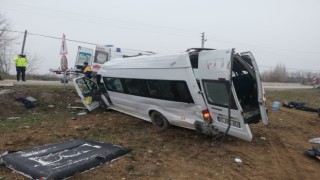 Amasyada tarım işçilerini taşıyan minibüs devrildi: 17 yaralı