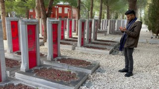 Atalarının mezarını 107 yıl sonra üniversitenin gezisi vesilesiyle ziyaret etti