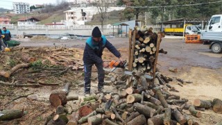 Başiskelede yakacak odun yardımları sürüyor