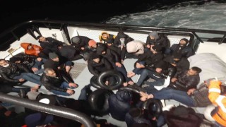 Botları su alan göçmenler kurtarıldı