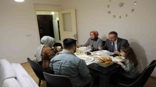 Ağrı Milli Eğitim Müdürü Kökrek, öğretmen Şencan çiftinin iftar sofrasına konuk oldu