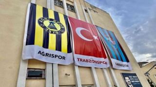 Ağrıspor ve Trabzonspor bayrağı Ağrı Belediyesinde dalgalandı