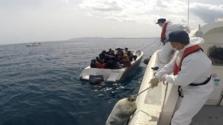 Ayvalıkta Sahil Güvenlik 30 göçmeni kurtardı