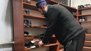 Camiye giden çocukların ayakkabısına para bırakılıyor