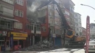 Depreme dayanıksız bina yıkıldı