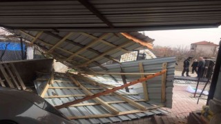 Kuvvetli rüzgar evin çatısını uçurdu