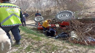 Malatyada traktör devrildi: 1 ölü, 1 yaralı
