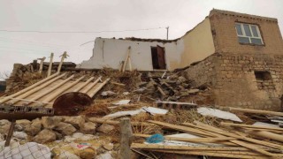 Mardinde kerpiç ev yıkıldı, faciadan dönüldü