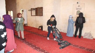 Mardinde üniversite öğrencileri tarihi Ulu Camiyi temizledi
