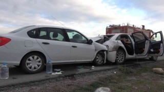 Park halindeki otomobile arkadan çarptı: 3 yaralı
