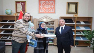 Prof. Dr. Karabulut, kitap kurdu öğrencilere kitap ve satranç takımı hediye etti