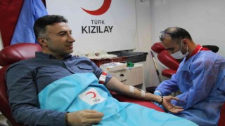 Rektör Demir, akademisyen ve öğrencileriyle Kızılaya kan bağışında bulundu