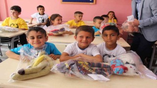 Sıfır atıktan üretilen oyuncaklar köy okulundaki öğrencilere 23 Nisan hediyesi oldu