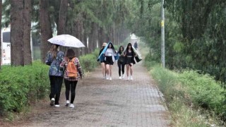 Antalyada kısa süreli sağanak yağmur vatandaşlara zor anlar yaşattı