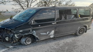 Bariyerlere çarpan minibüste 1 kişi öldü, 2si çocuk 3 kişi yaralandı