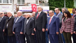 Bazı parti ve STKlar Atatürk Anıtına çelenk sundu