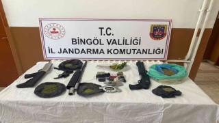 Bingölde düzenlenen operasyonda silahlar ve uyuşturucu ele geçirildi: 2 gözaltı