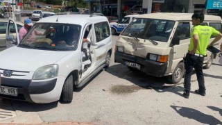 Hafif ticari araç ile minibüs çarpıştı: 1 yaralı